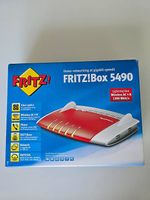 Fritz!Box 5490 CH Glasfaser-Router mit Telefonkabeln
