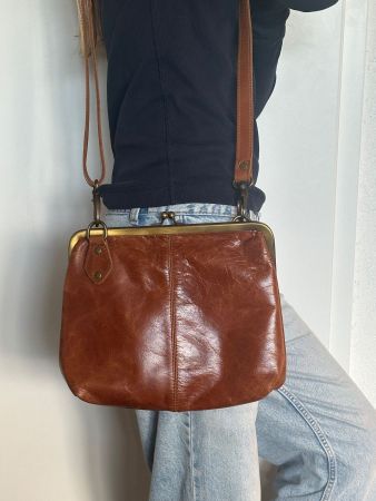 Vintage-Perle: Braune Leder-Umhängetasche mit Bügelverschlus