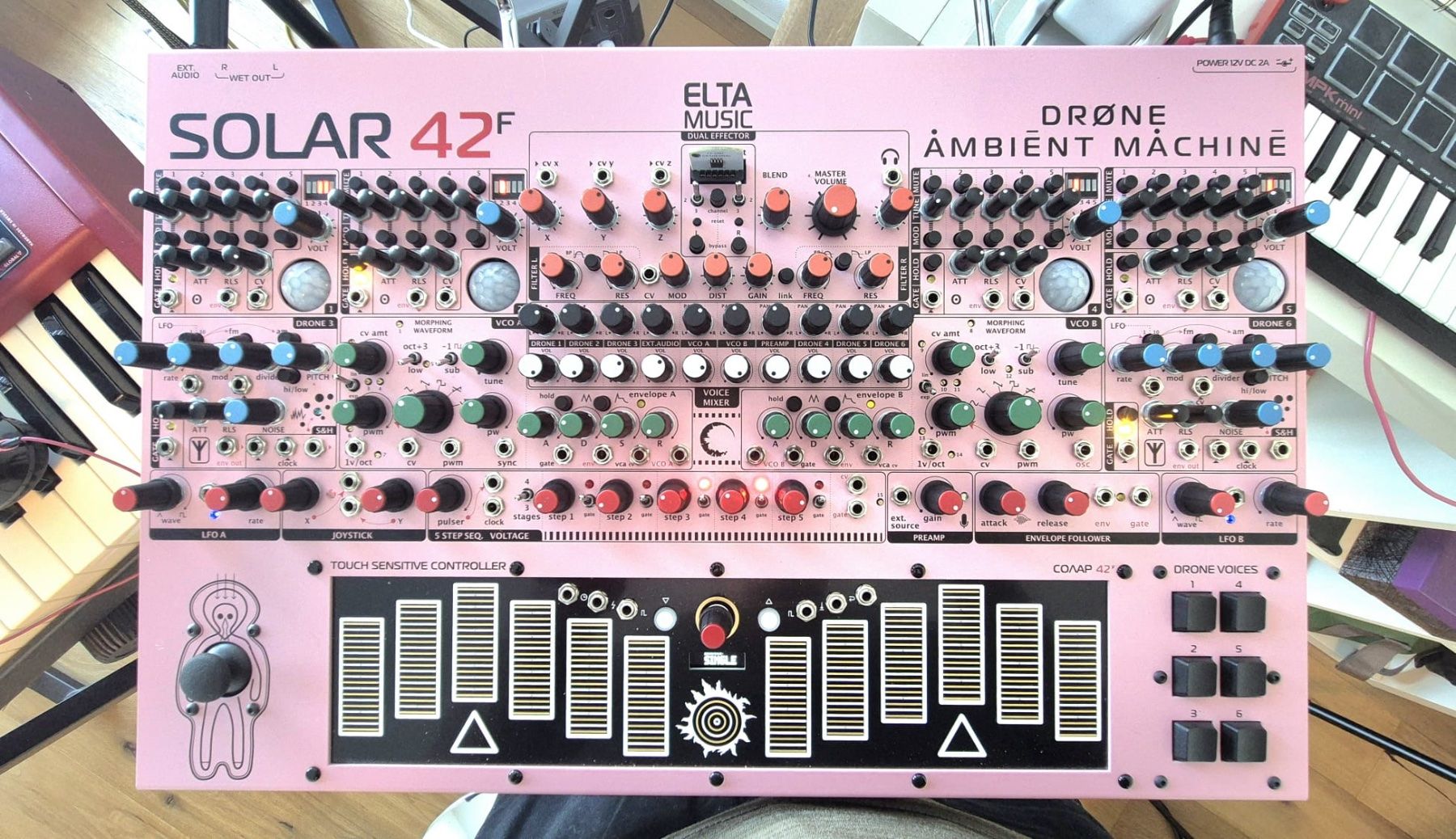 Musikinstrumente: Synthesizer SOLAR 42F Pink – Gebraucht aus Geuensee von Suisse.21