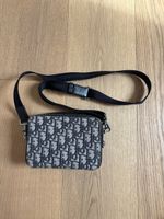Pouch mit Reissverschluss und Riemen