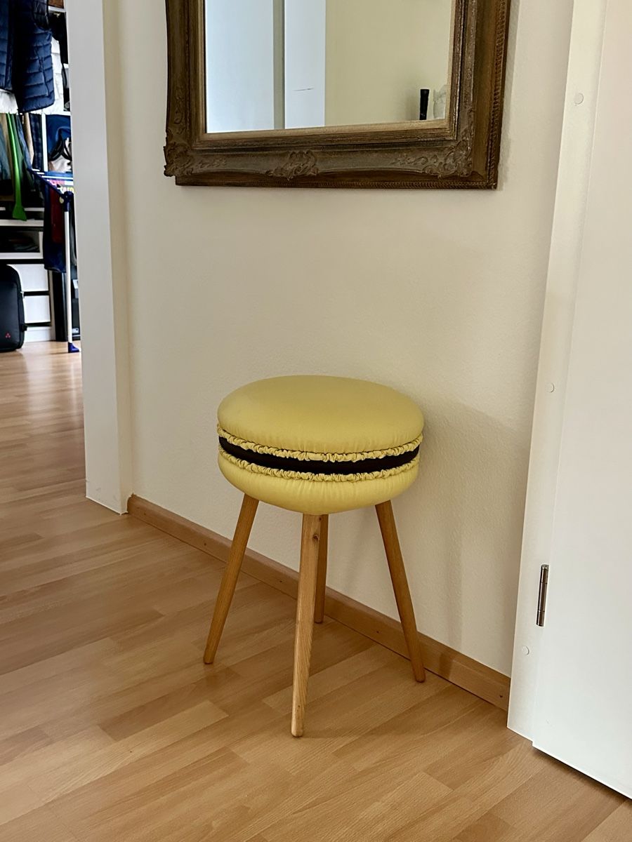 Hocker: Gelber Hocker im Macaron Design. Top Zustand! – Gebraucht aus Allschwil von hei_vk6m