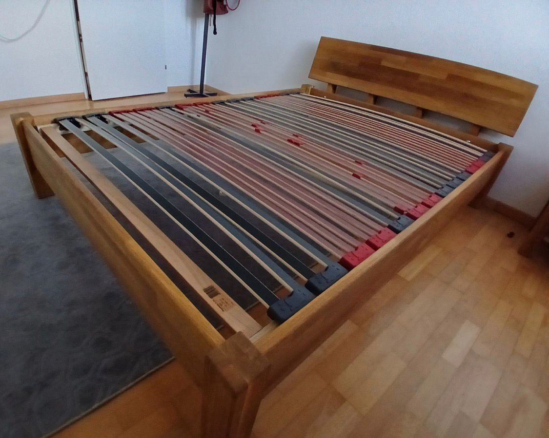 Lits: Doppelbett140*200 mit 2 Nachttisch – D'occasion à Pfyn par alex75 2