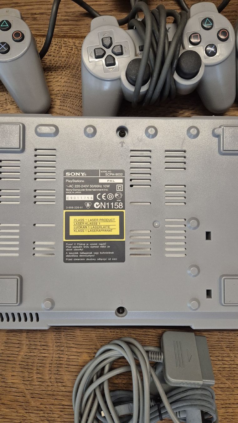 Sony Consoles: Sony PlayStation 1 mit 4 Kontroller – D'occasion à Busswil TG par one123 4