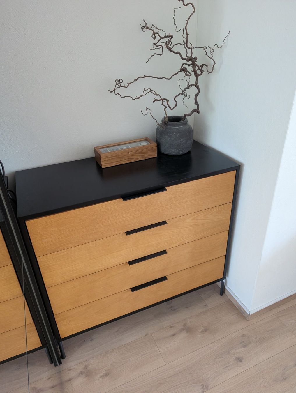 Cassettiere: Moderne Kommode 3 Schübe, Eiche Furniert/ Schwarz – Usato da Unterengstringen venduto da tob_7bhx