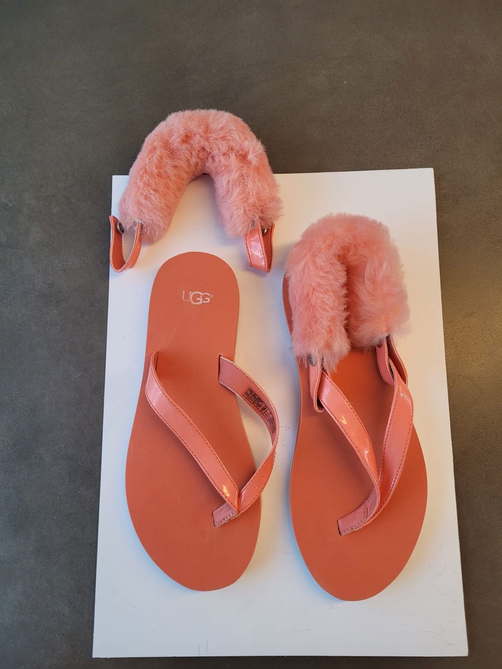 Ugg Scarpe da donna: UGG Flip Flops mit Fell, Koralle, Gr. 38, NEU – Nuovo (secondo la descrizione) da Basel venduto da sep_sn6x 1