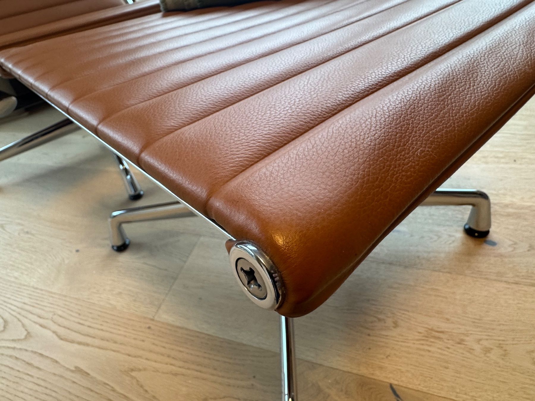 Vitra Poltrone: Vitra Eames Sessel Alu EA124 Cognac mit Ottoman EA125 – Usato da Riehen venduto da Frankauf 2