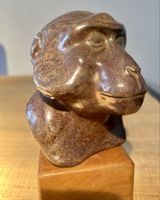 Affenkopf im Stil von Sandoz, Keramik auf Holzsockel