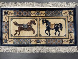 Chinesischer Seidenteppich mit Pferde Motiven