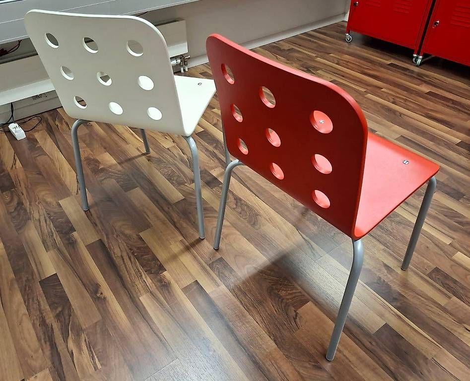 Chaises: 9 Stühle rot und weiss – D'occasion à Weinfelden par Zebi22 2