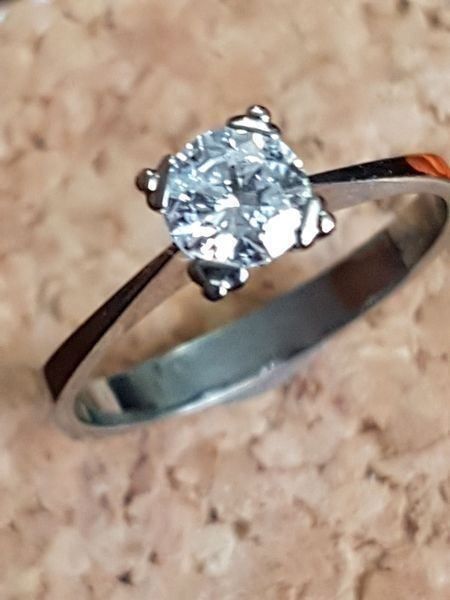 Bagues: Edler Solitärring mit 1 Brillant – Neuf (Voir description) à Unterägeri par Altgoldschmuck 2