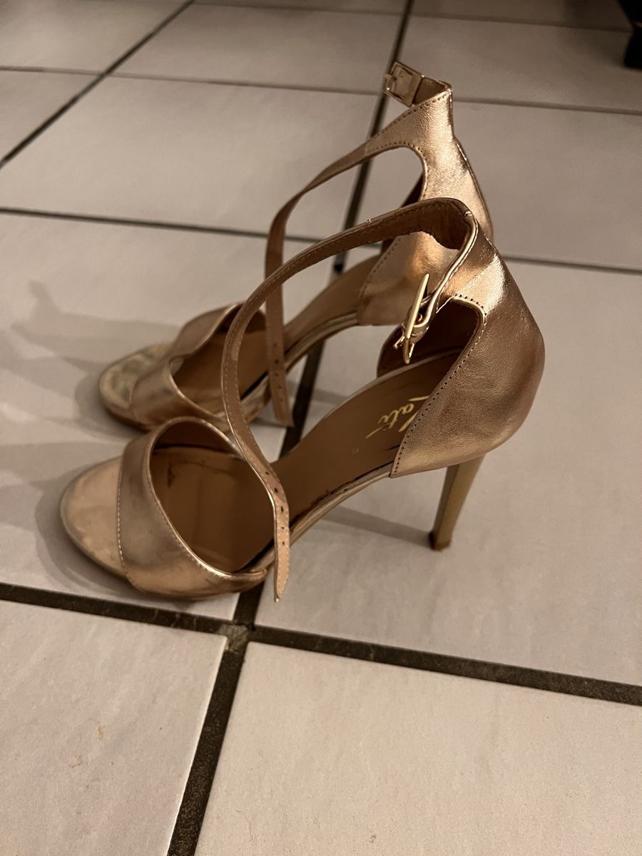 Scarpe da donna: Leder Sandaletten in Gold, Grösse 37 – Usato da Diegten venduto da kip_wg9z 2