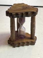 Kleine Holz-Sanduhr mit rotem Sand(I13)