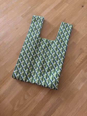 Stofftasche grün weiss geometrisches Muster neuwertig