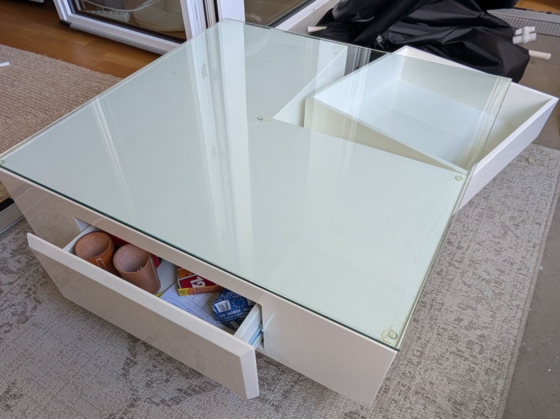 Tavoli: White coffee table with glass top and drawer – Usato da Zürich venduto da crisi123