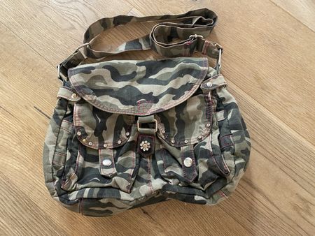 Y2K Tasche Tarnmuster und pinken Details und Strasssteinen