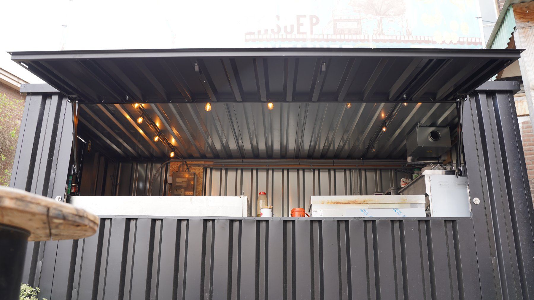 Contenitori edile: Barcontainer 4 × 2 m in Schwarz – Usato da Schaffhausen venduto da Selbstbaucontainer 3
