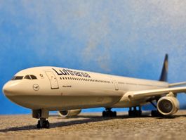 Lufthansa Airbus A340 -600 __ Clean Livery __ OVP _ 1:400