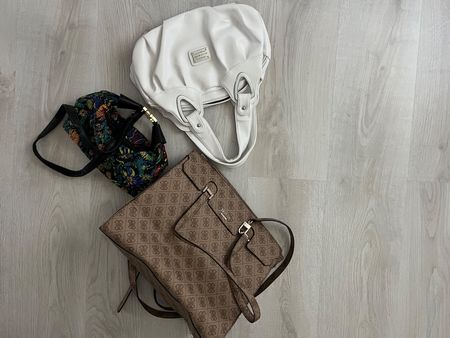3 Damen Handtaschen Guess und weiter- neuwertig