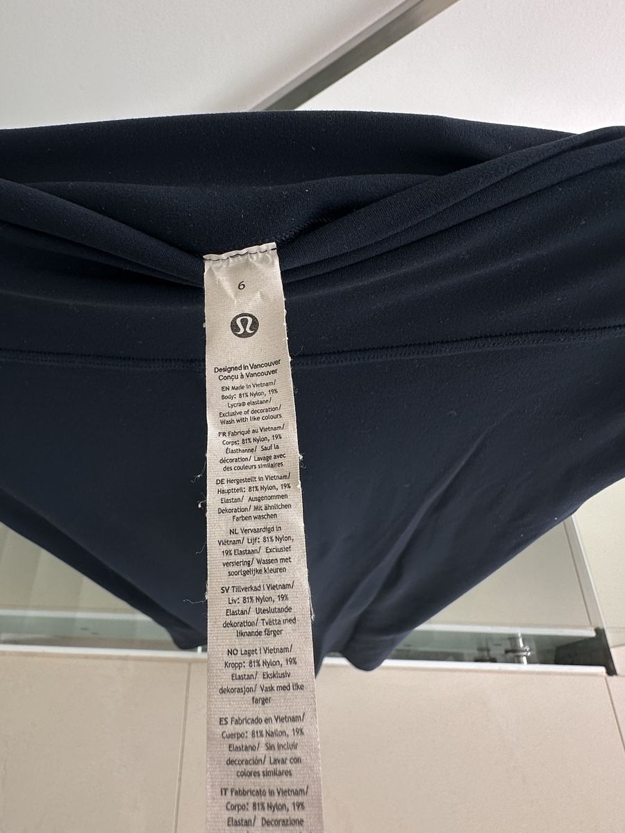 Lululemon Leggings: Lululemon Pants, yoga navy blue , size 6 – Nuovo (secondo la descrizione) da Grandvaux venduto da ros_9nf6 2