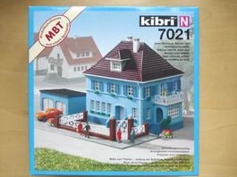 Blaues Haus mit Vorgarten und Garage, Bausatz von Kibri N