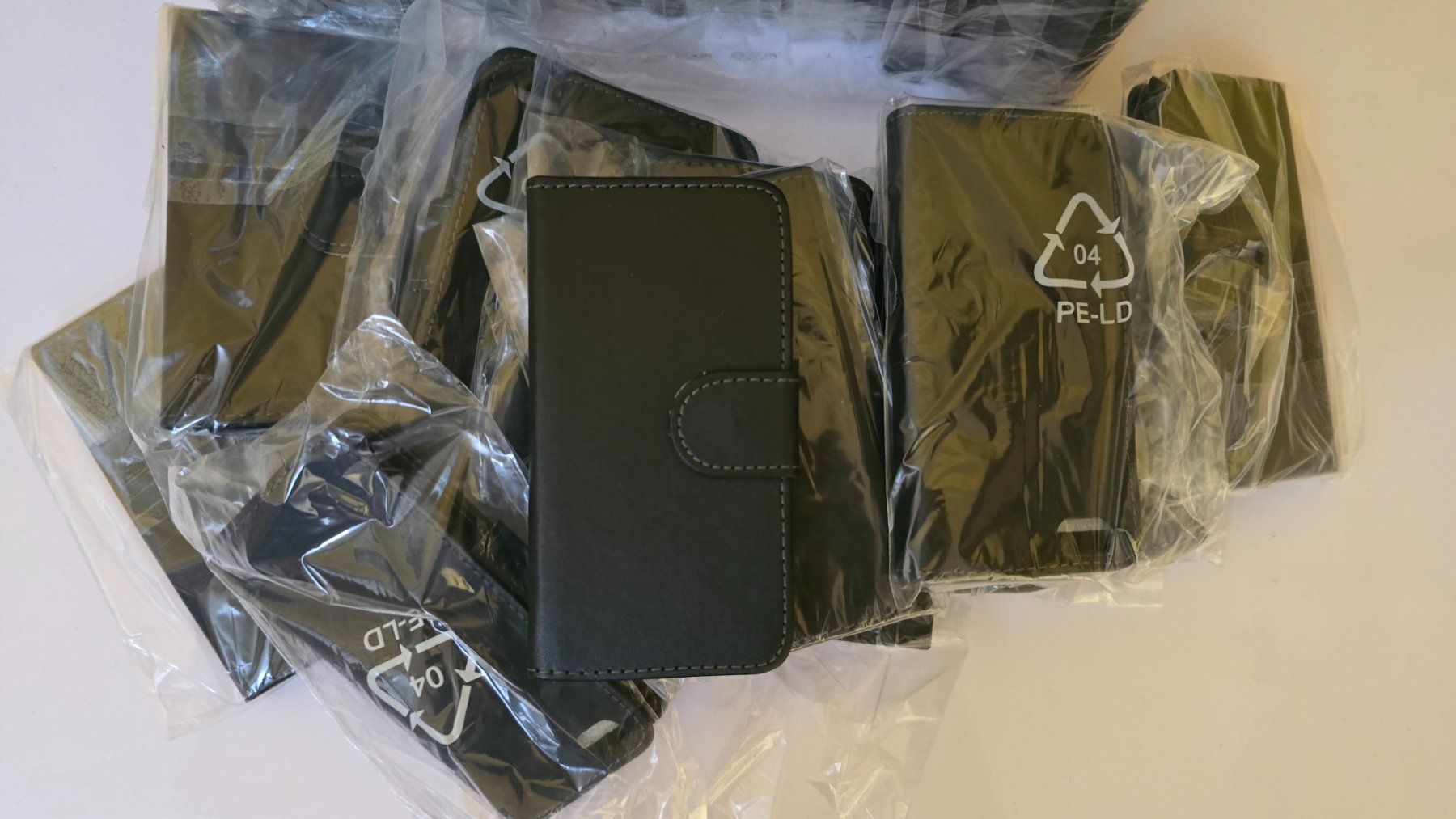 Coques & Protection écran: RESTPOSTEN 30 x iPhone Wallet Case mit Kartenfächer – D'occasion à Thalwil par VitaMini 1