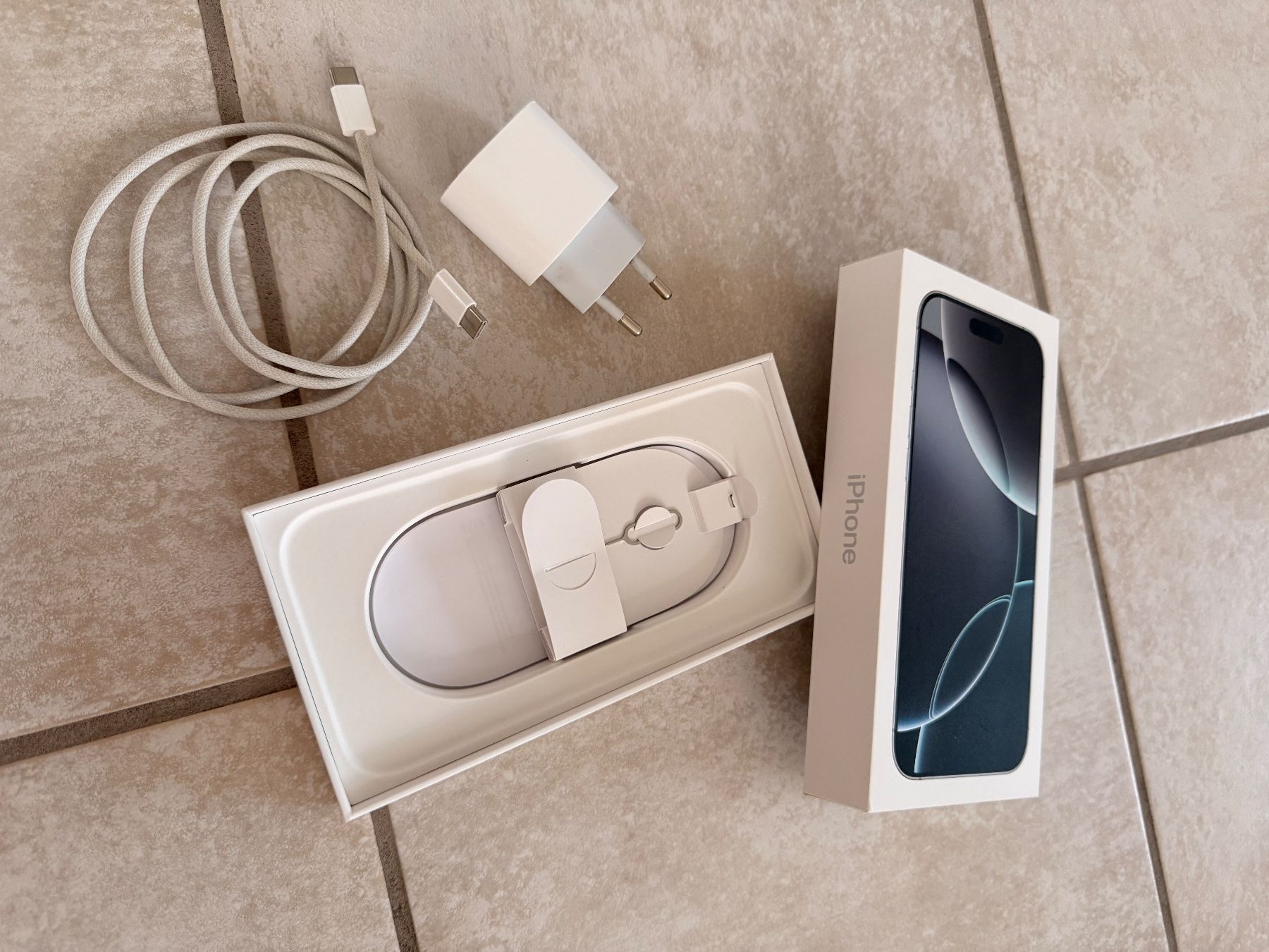 Apple Telefoni cellulari / Smartphones: iPhone 16 Pro MAX 256 GB – Usato da Schaan venduto da Jenny21222 6