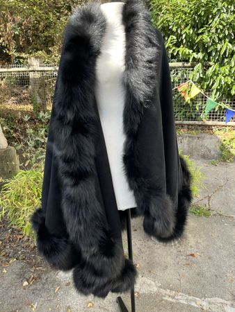 Woll Cape Pizzico schwarz mit Pelzbesatz Gr 42 ital. 36