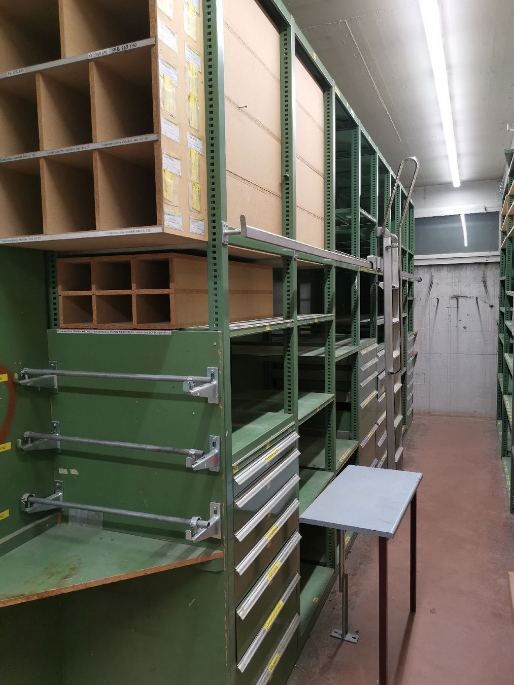 Scaffali: Lista Schubladen und Regale 3 – Usato da Niedergösgen venduto da MHNT