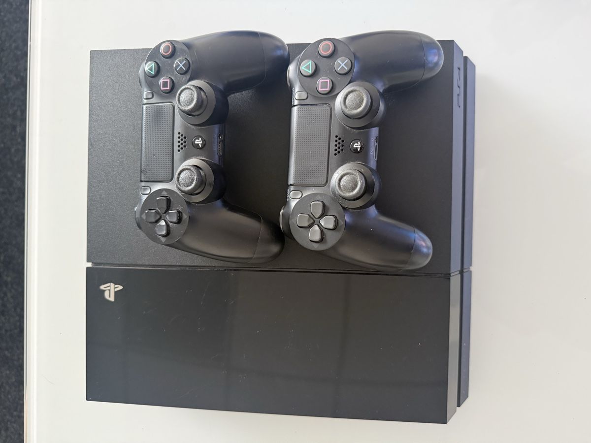 Sony Konsolen: Ps4 mit zwei Controller inklusive 12 Spiele – Gebraucht aus Bern von Kikiel 2
