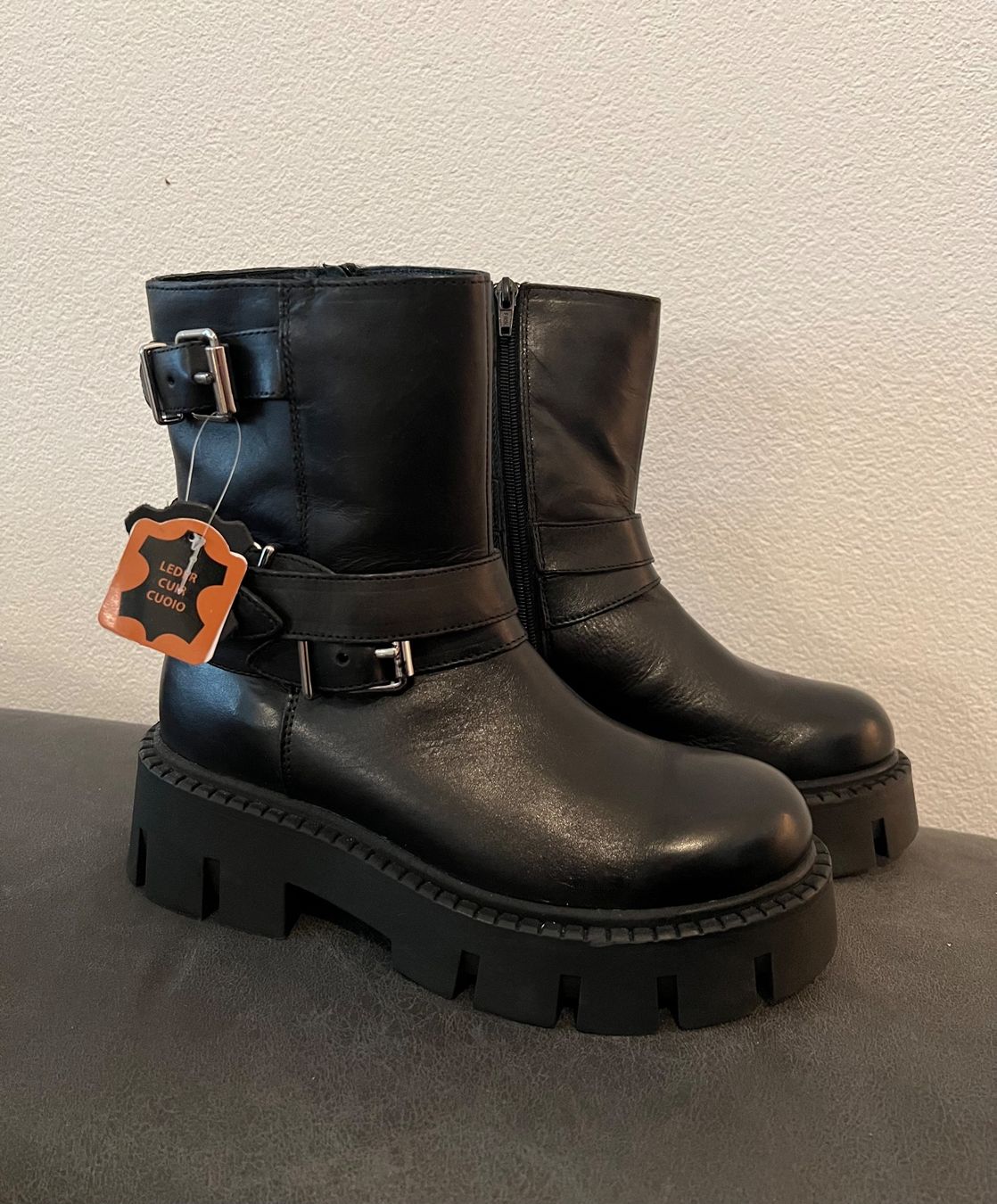 Scarpe da donna: Leder Stiefel schwarz mit Schnallen – Nuovo (secondo la descrizione) da Widnau venduto da Lara___. 1