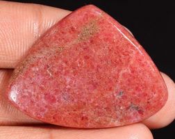 Cabochon L-3802 – Rhodonit –64,9 Karat – 32X42X5mm