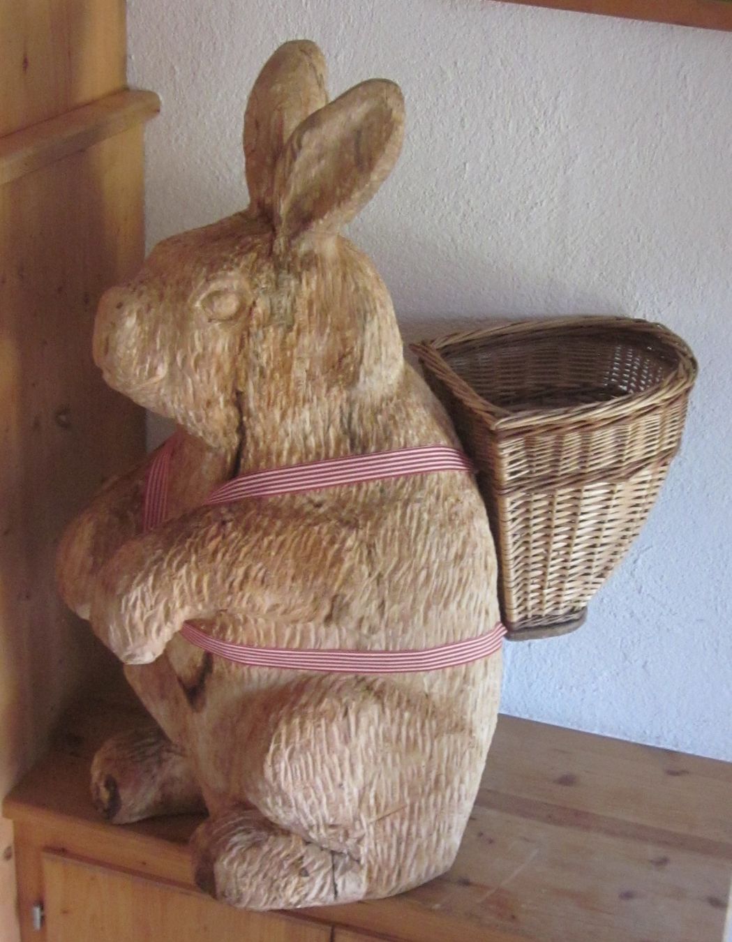 Tutte le decorazioni: Grosser Holzhase mit nostalgischem Korb – Nuovo (secondo la descrizione) da Mosnang venduto da Schoenis