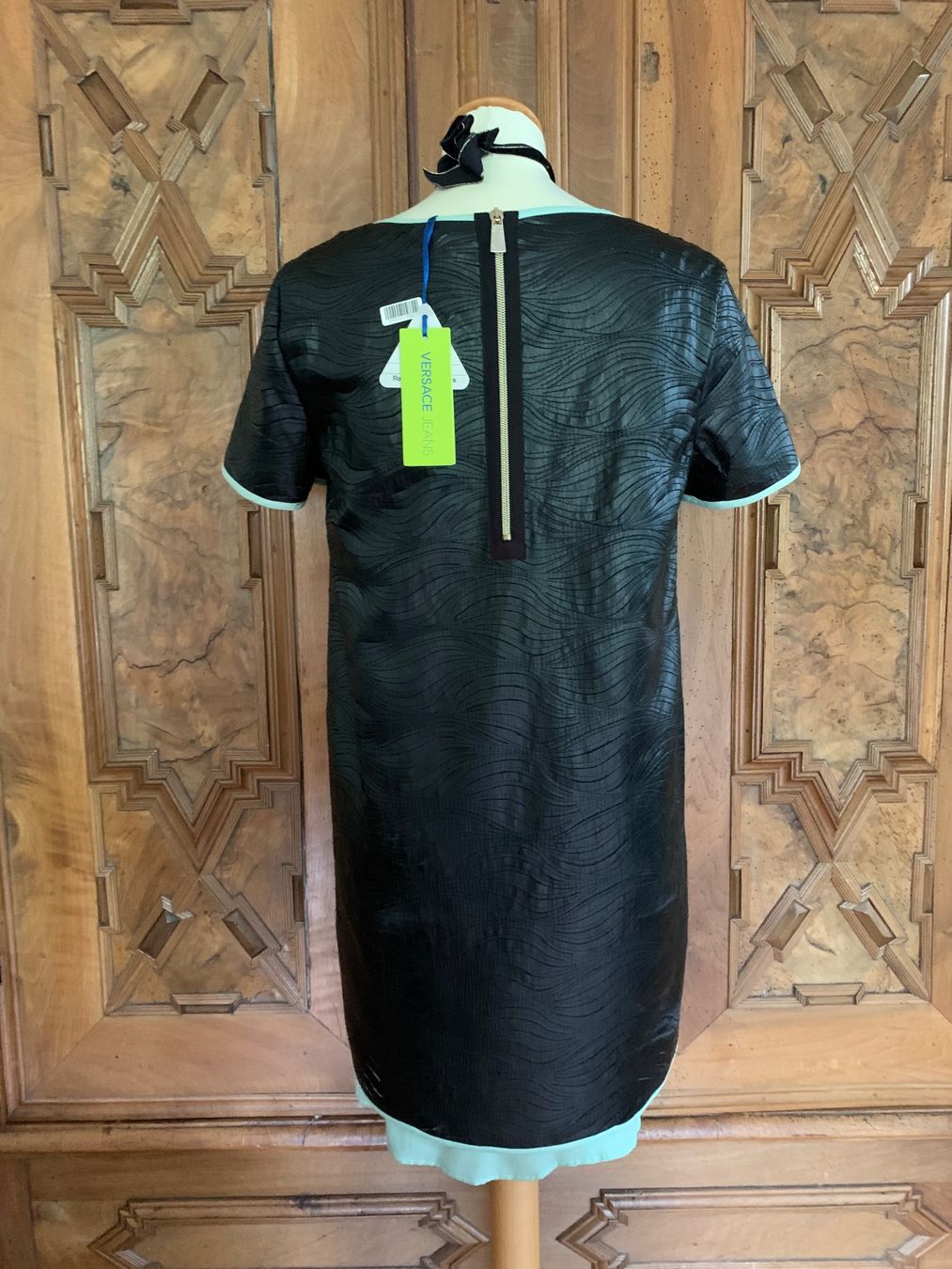 Versace Kleider: VERSACE Kleid Neu Mit Label  /Boutique Preis 479,- – Neu und originalverpackt aus Interlaken von Bona55 1