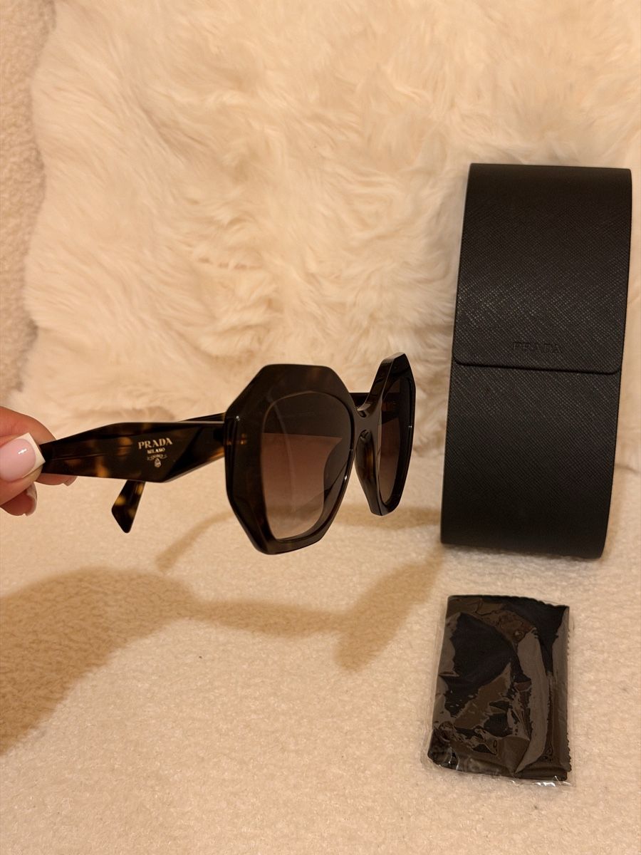 Prada Occhiali & Lenti: Lunette de soleil Prada marron neuve – Nuovo e nell'imballaggio originale da Le Lignon venduto da Ana2831