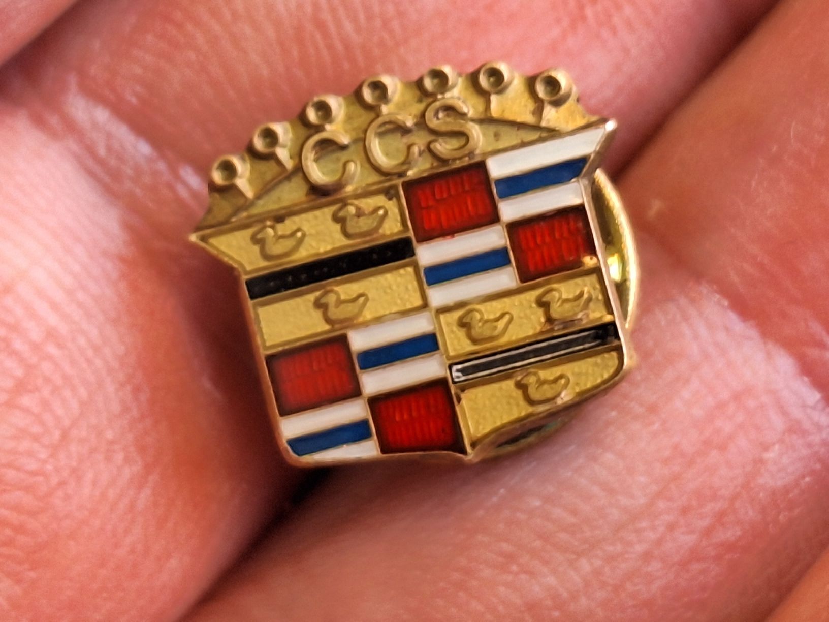 Cadillac Plaketten & Abzeichen: Cadillac Pin – Gebraucht aus Schaffhausen von RicardoSchaffhausen