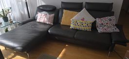 Schwarzes Ledersofa, Liegeteil elektrisch verstellbar