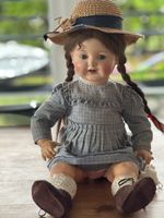 Puppe mit Kleidung und Hut, gemarkt 725/40 55/60