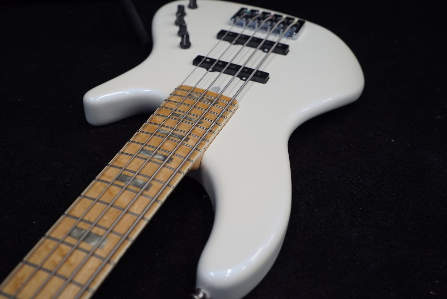 Musikinstrumente: Tino Tedesco 5 String Custom  jazz Bass White mit Bag – Gebraucht aus Ortschwaben von Musictrade 4