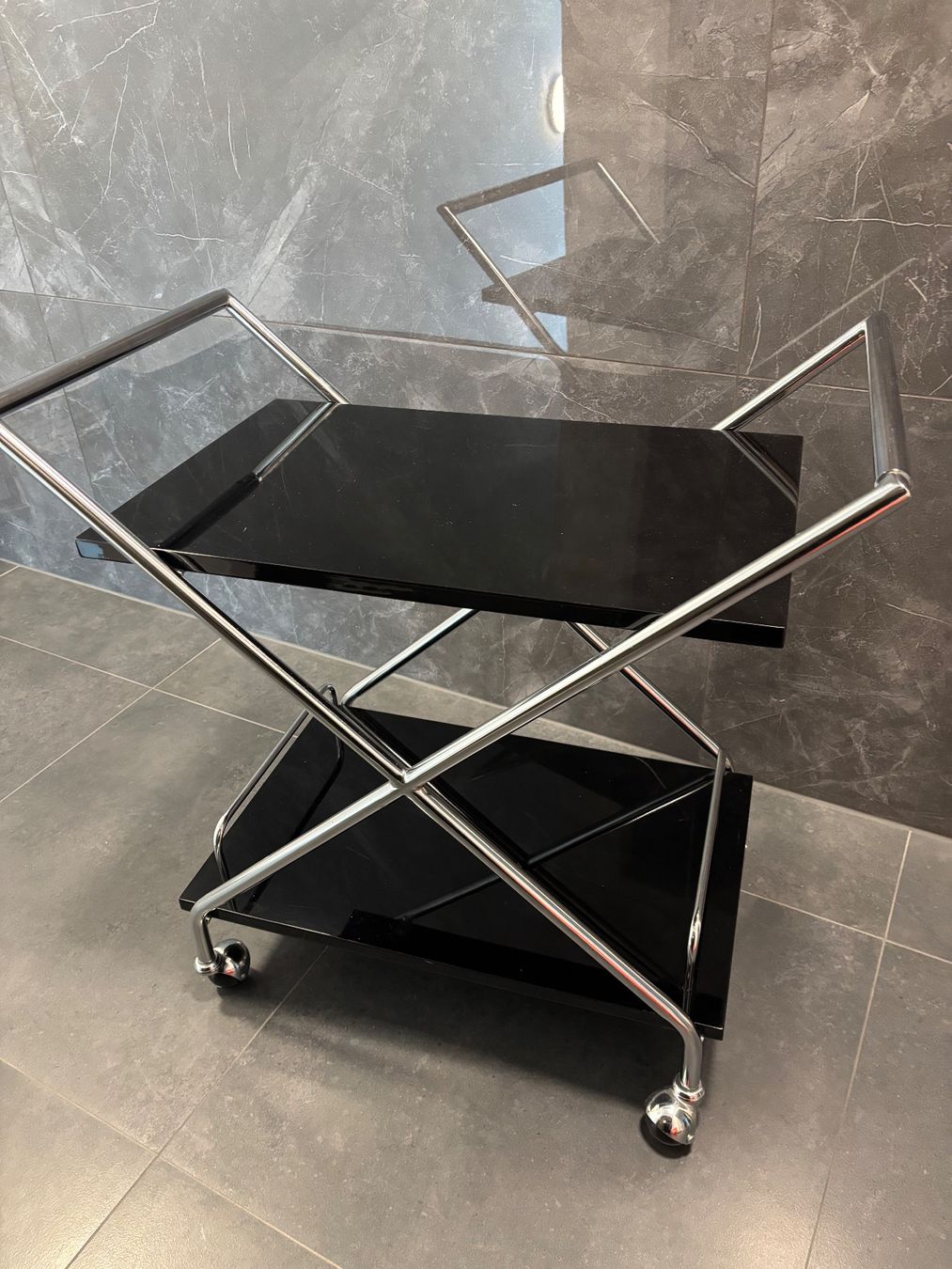 Koffer & Taschen: Moderner Designer Servierwagen Silber, Schwarz, Verchromt – Gebraucht aus Lengnau BE von 4ConsultingSolutions 2