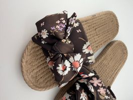 Sommer Sandalen mit Blumenmuster, Grösse 37