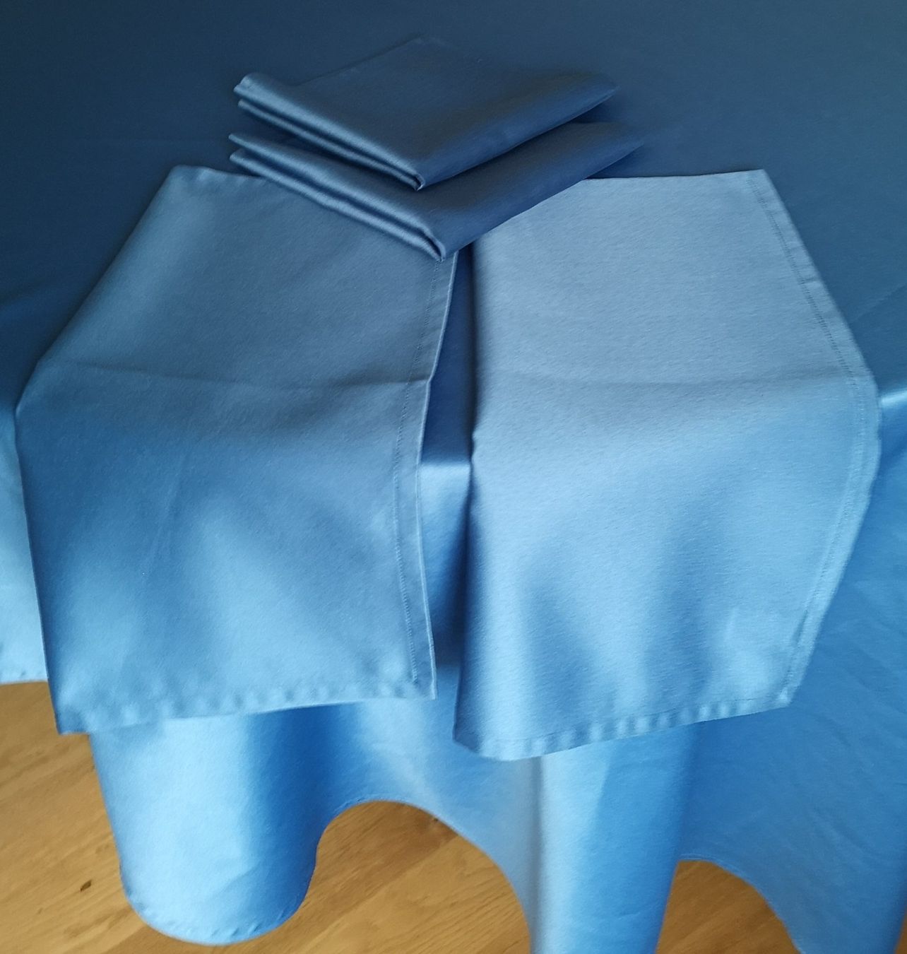 Altra biancheria da tavola: Grosse ovale Tischdecke 170 x 220 cm, mit 4 Sets – Usato da Zürich venduto da Tanteemma369 1