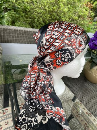 Sciarpa di seta 100%fantasia rosso bianco nero-chic