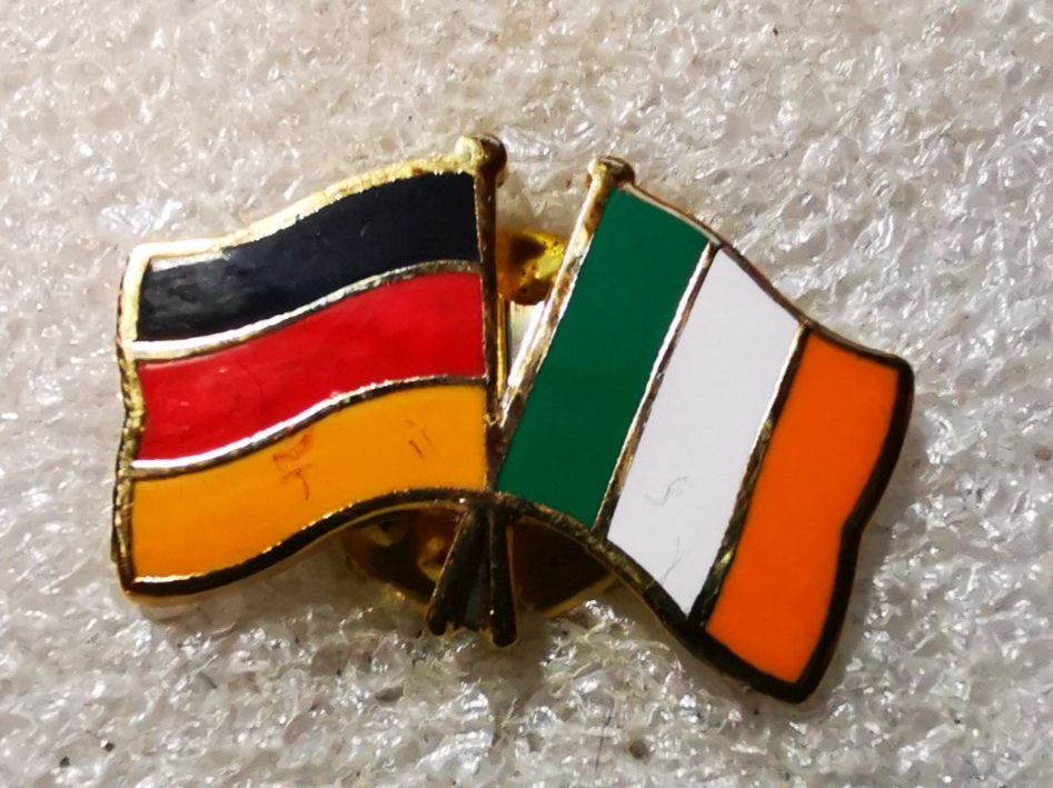 Placchette & Badge: Ansteckpin 83: Flaggen – Usato da Oppligen venduto da Pin-Fall-Shop