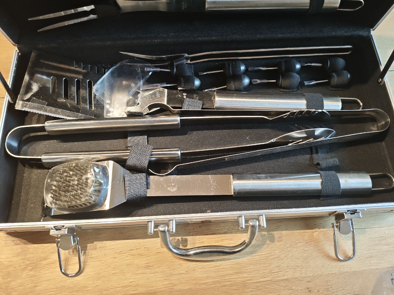 Bestecksets: Grillkoffer mit viel Grillzubehör – Neu (gemäss Beschreibung) aus Oberhasli von WvlFiL4 1