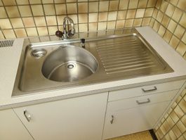 Spühlbecken inkl. Armaturen u. Rohre