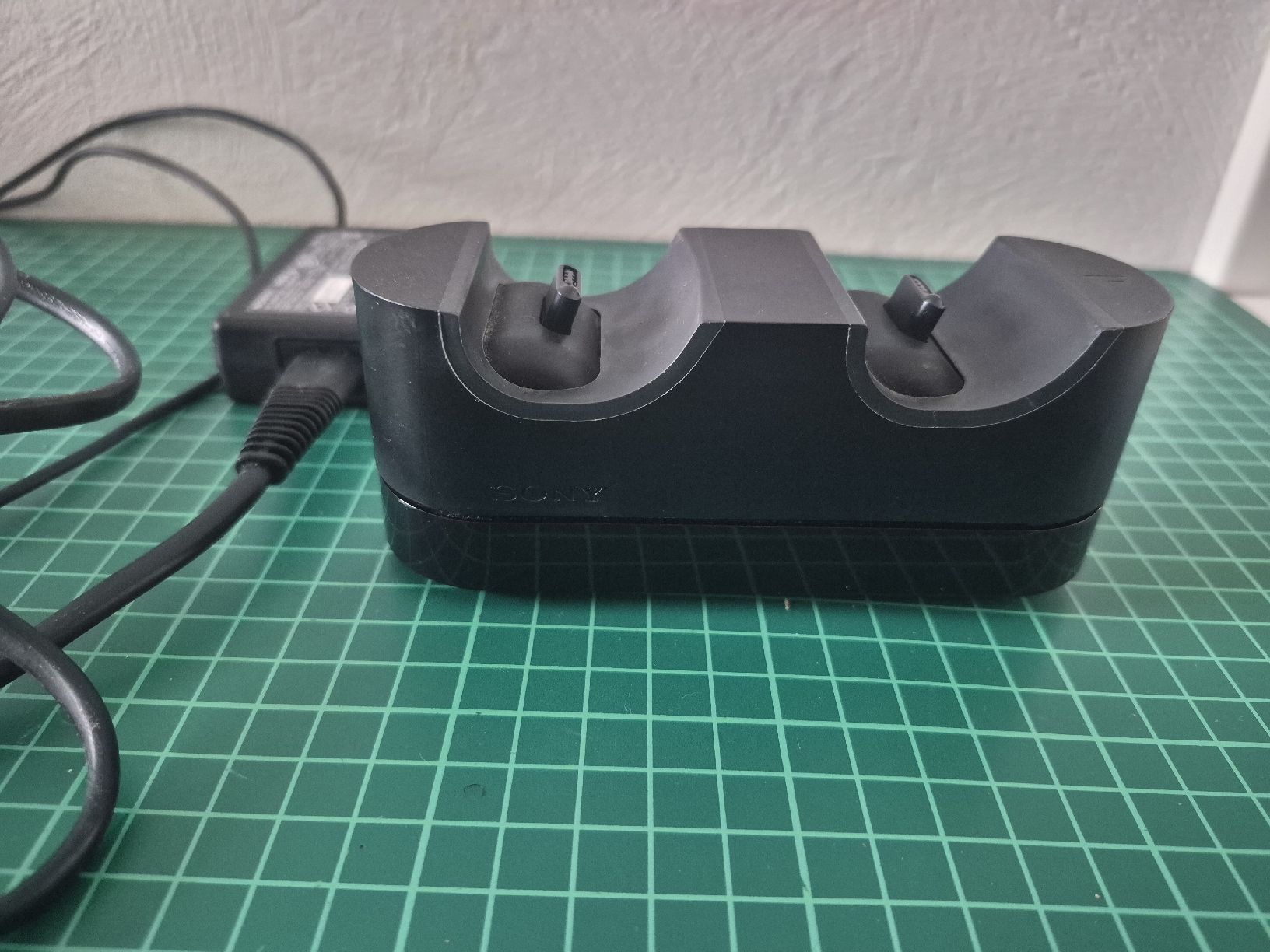 Sony Adattatori & Cavi: Sony Dualshock 4 Ladestation- Ps4 controller charger – Usato da Meyrin venduto da Retro-GZ 1