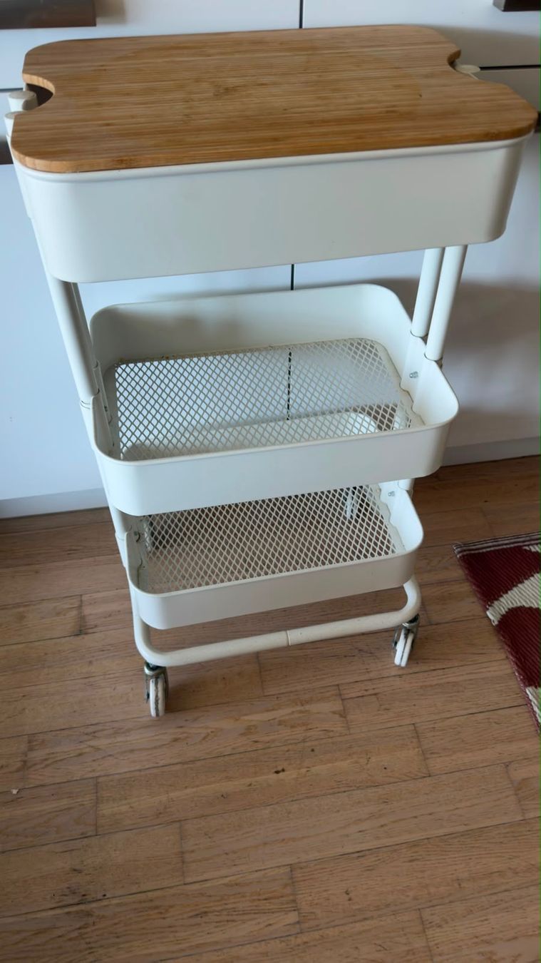 Ikea Banconi: White rolling storage cart with a bamboo top. – Usato da Dietikon venduto da Jacob-Alexandre