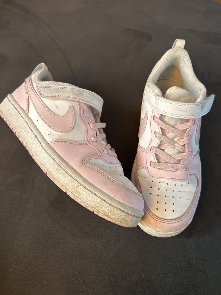 Nike Scarpe per ragazze: Nike Schuhe Grösse 35 – Usato da Fischbach- Göslikon venduto da Rommel 1
