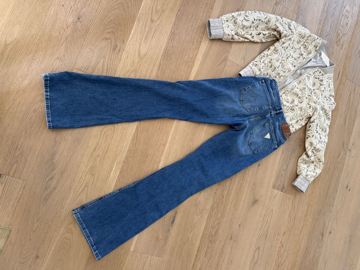 Guess Lotti di vestiti: Guess Blouson mit Guess Jeans – Usato da Hornussen venduto da Regeboge77 3