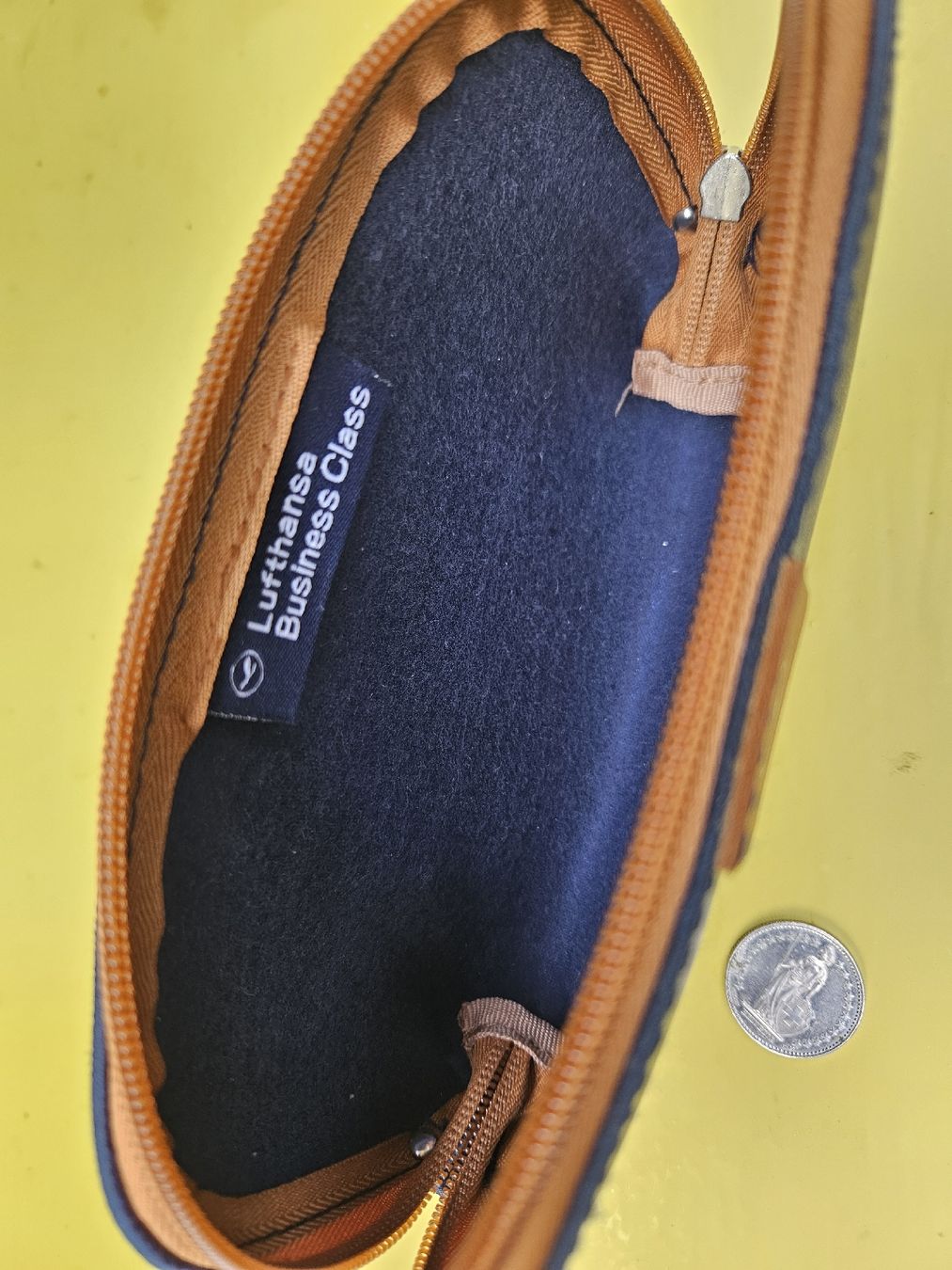Custodie per cosmetici: Trousse Lufthansa Business Class - Pratique et stylée! – Nuovo (secondo la descrizione) da Biel/Bienne venduto da echinops 1